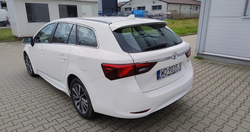 Toyota Avensis cena 49000 przebieg: 183000, rok produkcji 2017 z Pieszyce małe 29